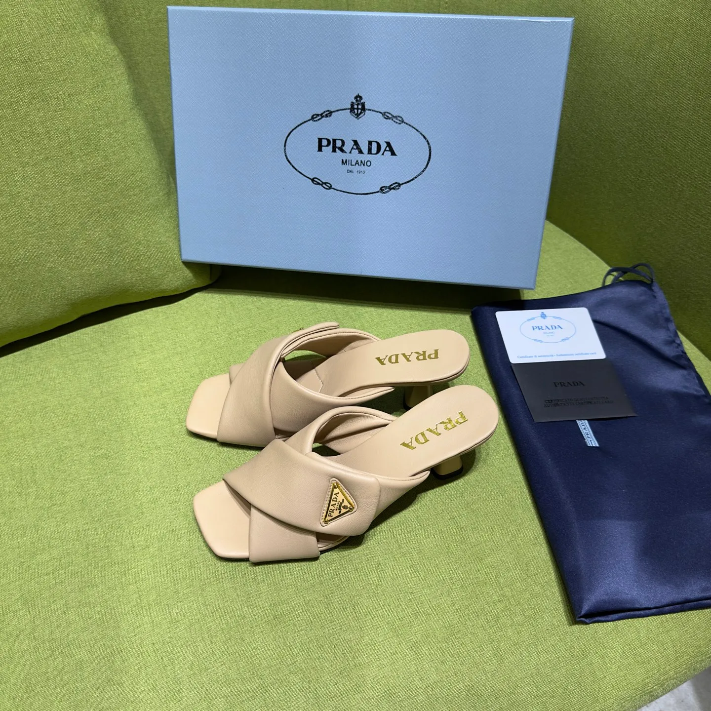 👟👟Ex-factory price 540👟👟 Prada 25ss new style for early spring🔥🔥✨ 🌟 Recommended by major bloggers in Xiaohongshu, developed 1-1 to highlight classic charm. Open molded outsole. Imported mixed breed sheep lining. This sandal embodies a modern design with Nappa leather, a soft-touch padding that accentuates the silhouette. Decorated with an enameled triangle metal logo for added recognition. Enamel-coated metal triangle logo Leather sole decorated with metal letter logo Lacquered heel, height 65 mm Size: 35 to 42 (40-42 customized, non-refundable)
